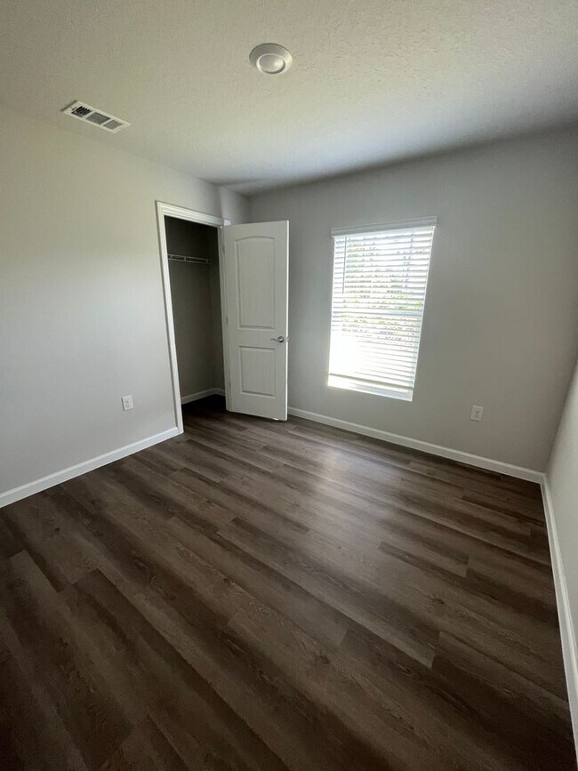 Building Photo - Beautiful 4 Bedroom Home with Huge yard!
