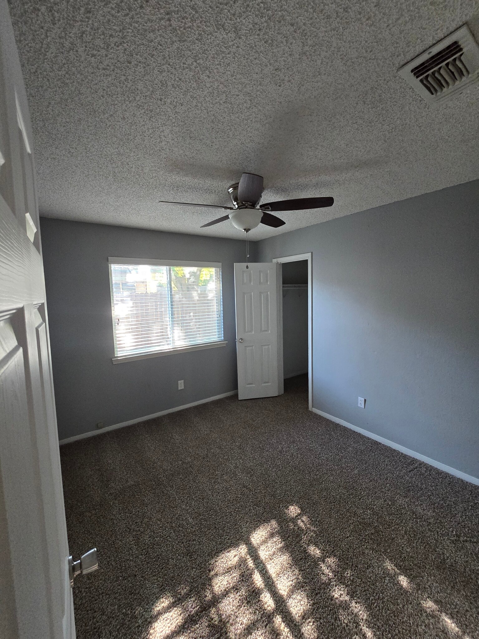 Building Photo - 3213 Honeysuckle Dr