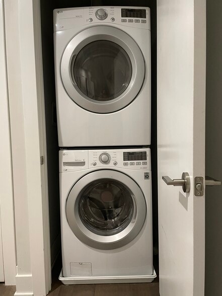 LG Washer and Dryer - 2716 W Cabot St