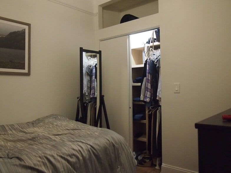 Bed 3 - 1517 N Bell Ave