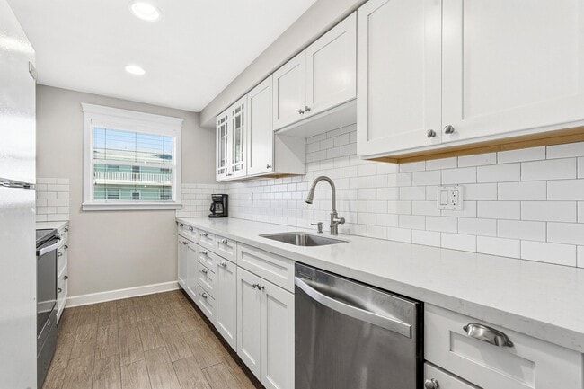 Building Photo - 2440 SW 22nd Ave