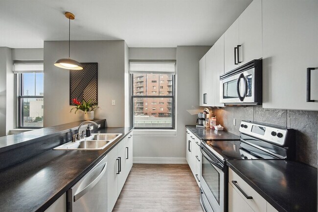 Building Photo - 400 Walnut St