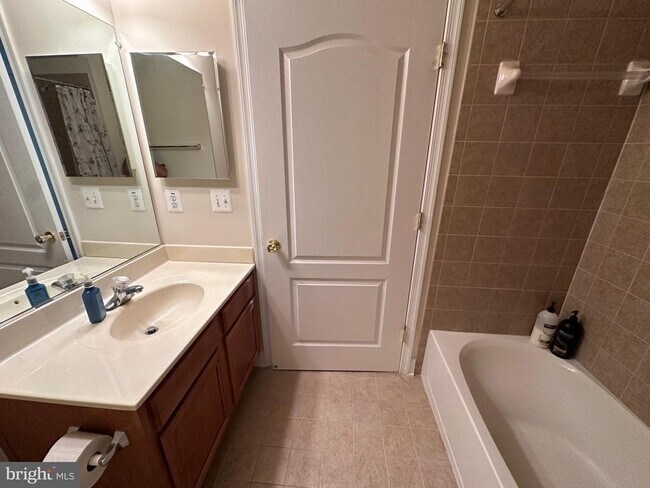 Building Photo - 13846 Greendale Dr