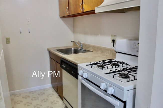 Building Photo - 545 Burgoyne Rd