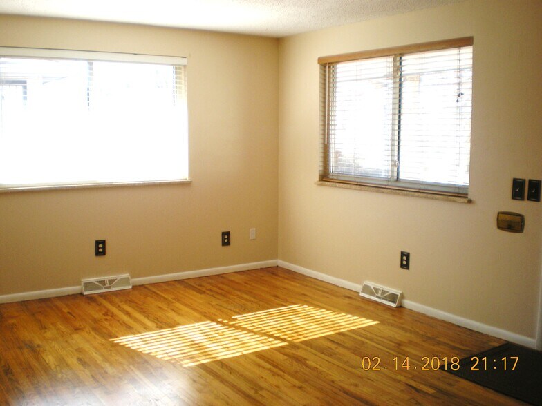 Sunny living room with hardwood floors - 1160 Clinton St