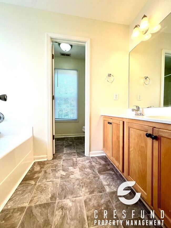 Building Photo - COZY AND CONVENIENT MINUTES FROM FT. BRAGG!