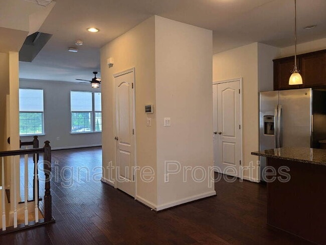 Building Photo - 316 Tree Line Dr
