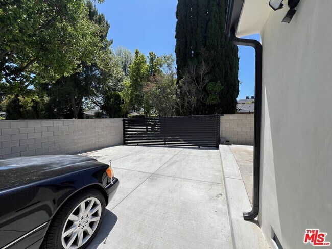 Building Photo - 13338 Magnolia Blvd