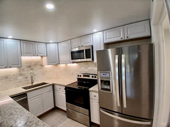 Building Photo - 4164 Inverrary Dr