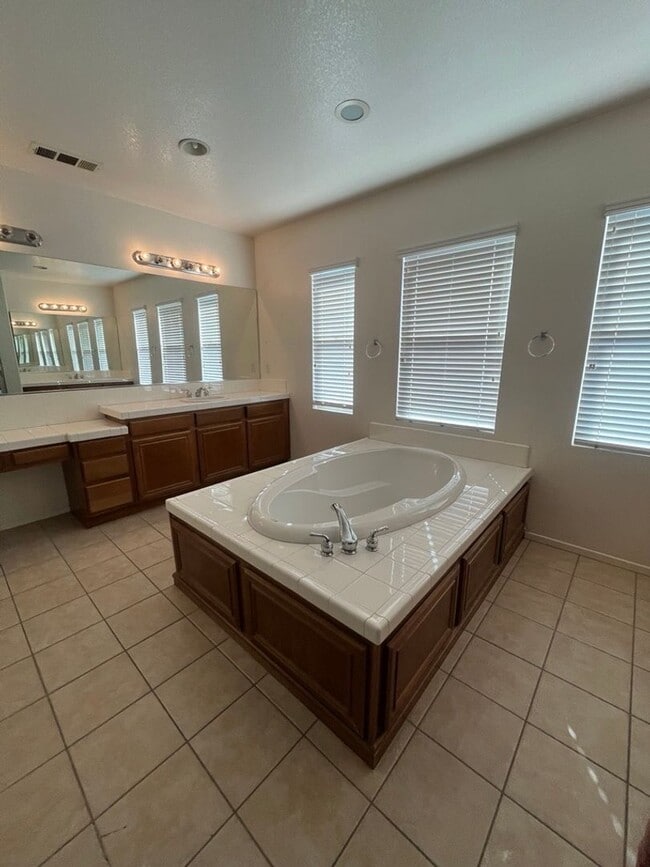 Building Photo - Beautiful 4 Bedroom Home!