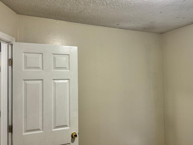 Building Photo - 4262 Apache Dr SE
