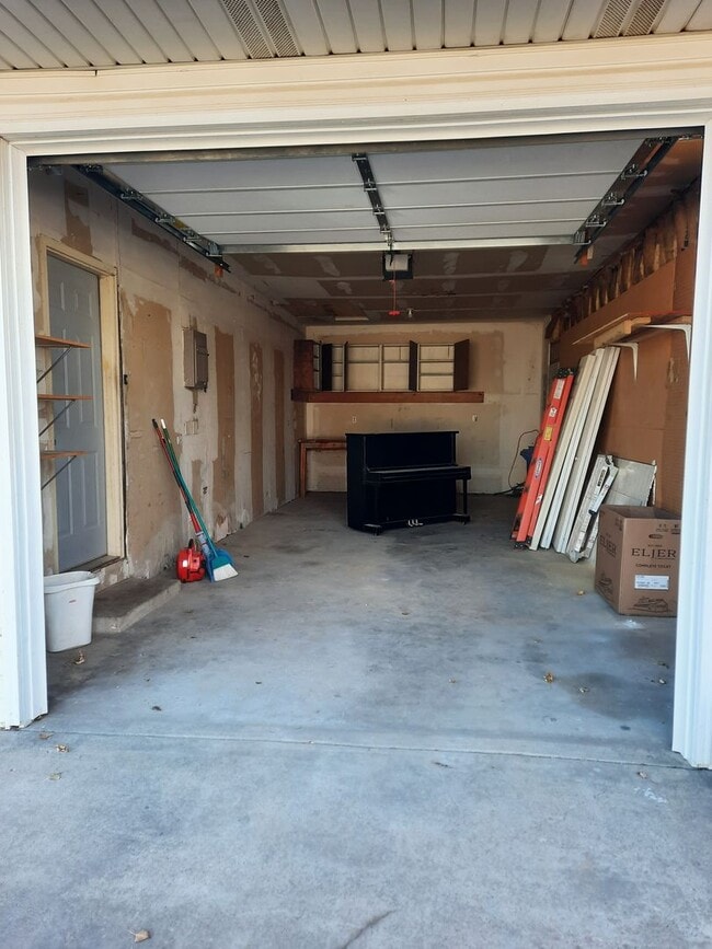 Building Photo - 3 BEDROOM | 2 BATH | HOUSE | SINGLE GARAGE...