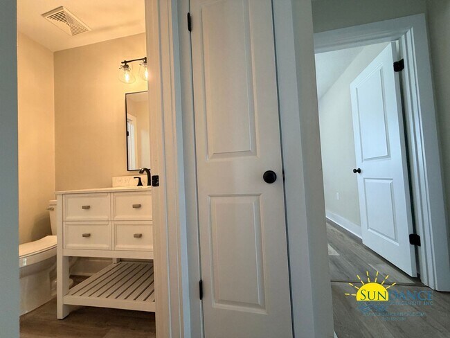 Building Photo - Fully Renovated Cul-de-sac Corner Lot Home in Fort Walton Beach!
