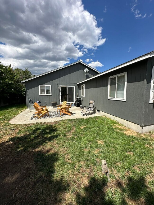 Building Photo - Charming 3-Bedroom Home with Open Layout & Fenced Yard!