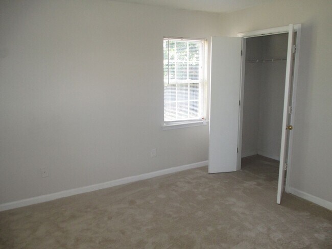 Building Photo - Ranch home minutes from uptown Charlotte