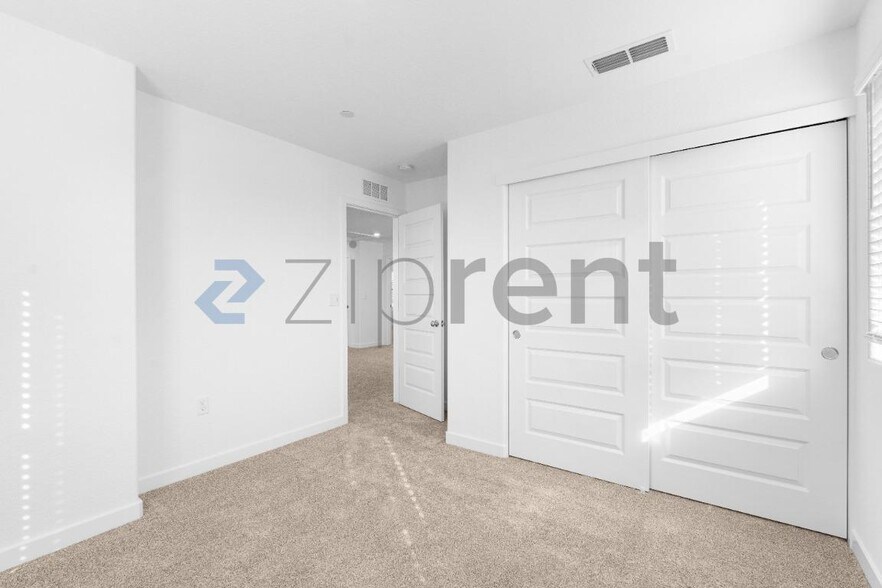 Building Photo - Unit