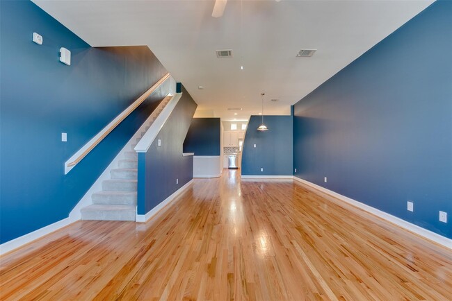 Building Photo - 5941 S Loop E