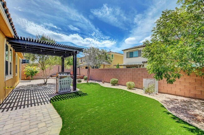 Building Photo - 4 bedroom home with 2 primary bedrooms! On...