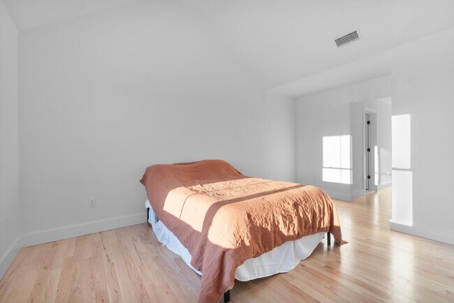 Building Photo - Move In Ready: Custom-built home