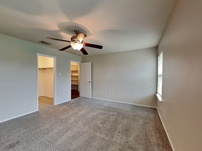 Building Photo - 219 Stable Dr