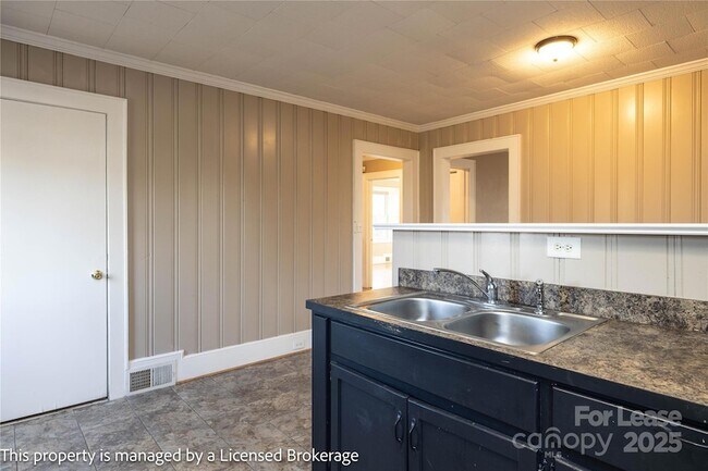 Building Photo - 1420 Amhurst St