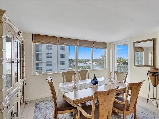 Building Photo - 5005 Collins Ave