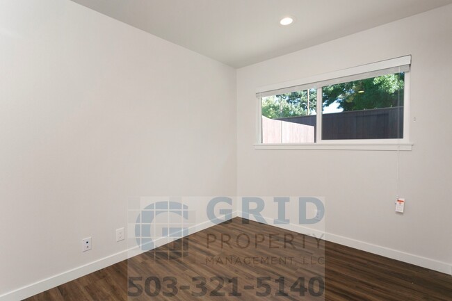 Building Photo - GPM392 - NE Everett St (T1)