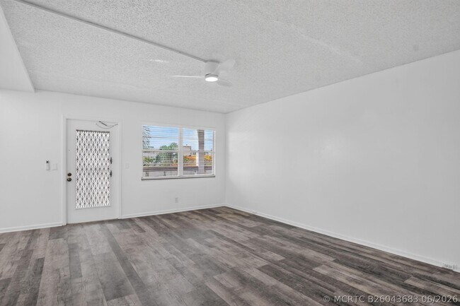 Building Photo - 3045 Cornwall C