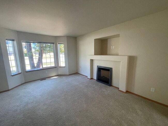 Building Photo - Beautiful, Spacious 4 Bedroom - 2.75 Bath ...