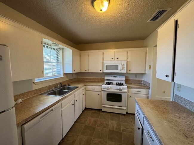 Building Photo - 3-Bedroom House for Rent in Copperas Cove