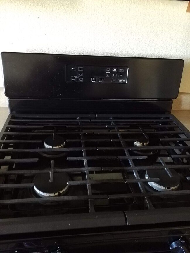 Building Photo - Spacious Family Home