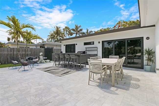 Building Photo - 811 NE 17th Ct