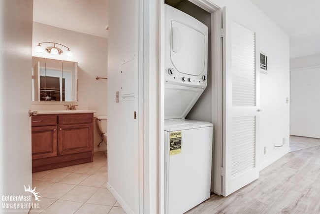 Building Photo - Charming 2Bdm 1Ba Condo with Modern Upgrades in Lakeside!