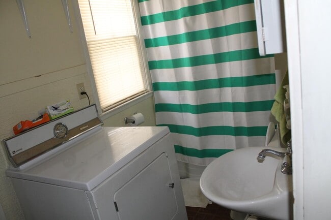 Building Photo - 415 E Clark St