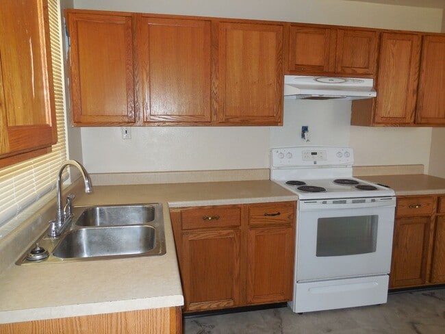 Building Photo - Two Bedroom Home with Large Yard and Updat...