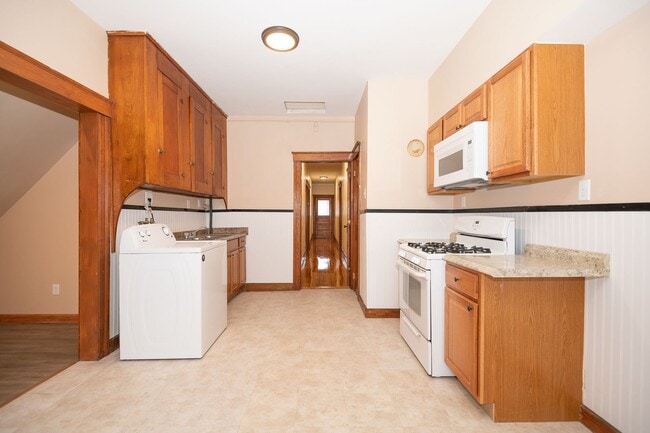 Building Photo - Convenient Location & Updated Amenities!