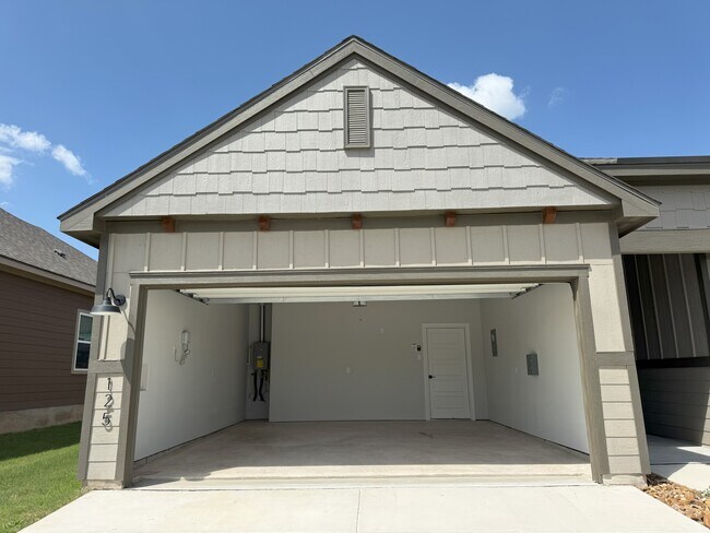 Building Photo - 125 Skyflower Ln