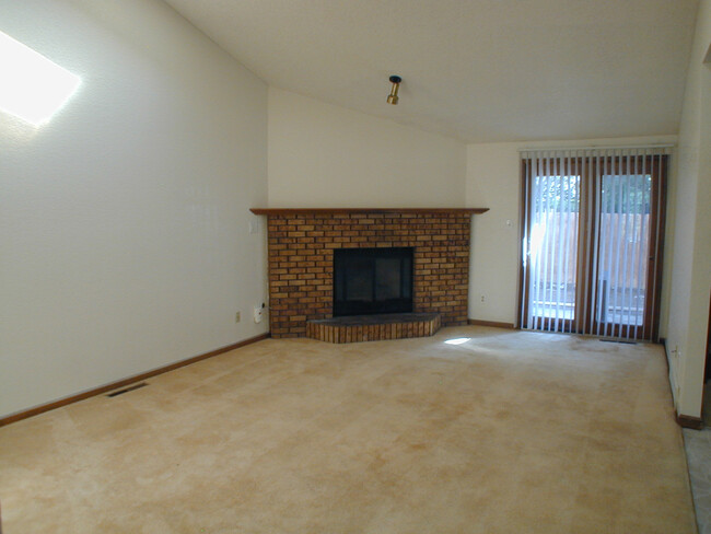 Building Photo - House For Lease
