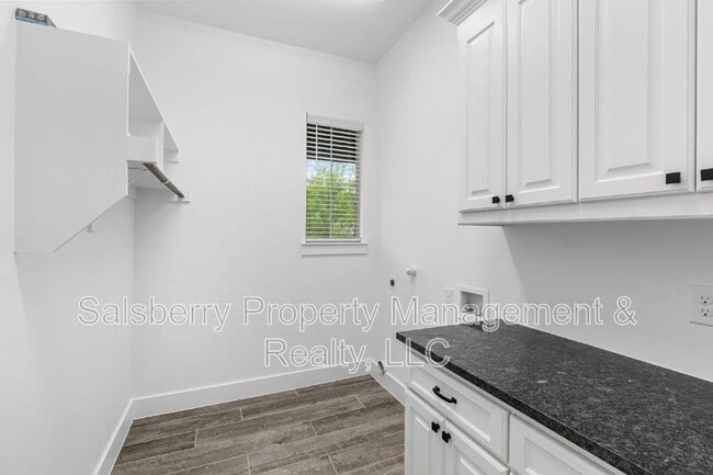 Building Photo - 121 Cedar Ln