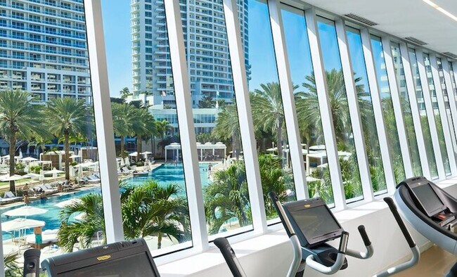 Building Photo - 4401 Collins Ave