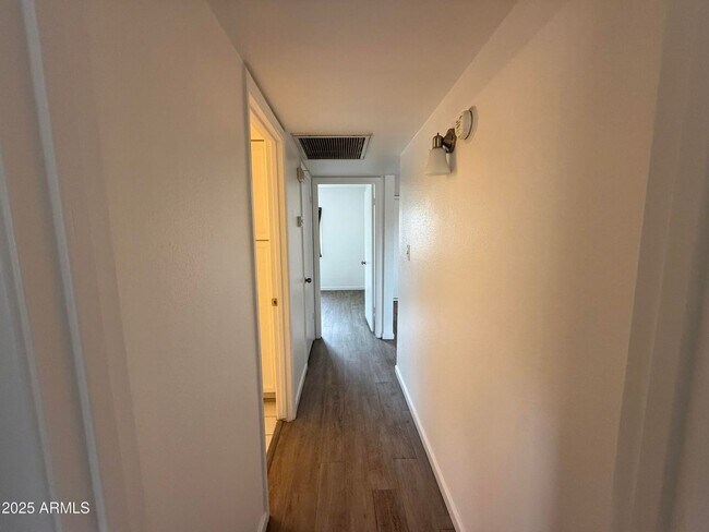 Building Photo - 2 bed, 1 bath Tempe Townhome