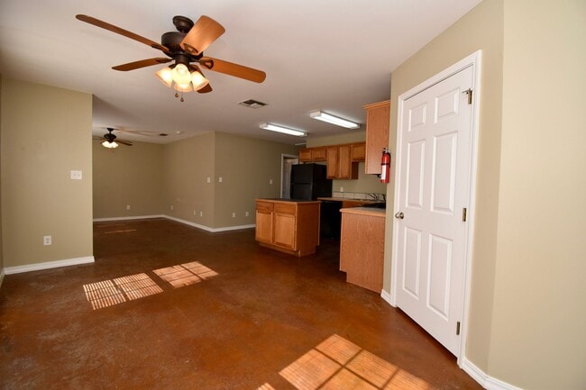 Building Photo - 3 Bedrooms, 3 Bathrooms, & Close to Campus...