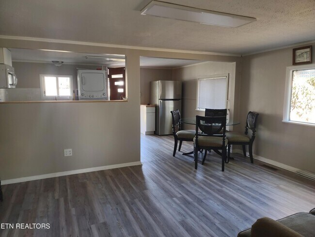 Building Photo - 757 W Outer Dr