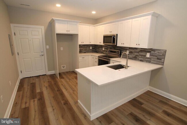 Building Photo - 301 Edgeboro Dr