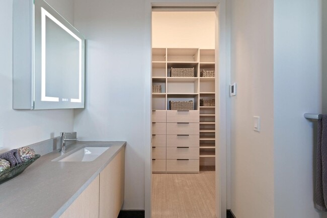 Building Photo - 4Bed 3.5 Bath - Views - Studio