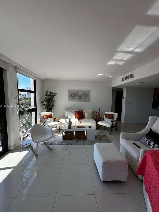 Building Photo - 3401 N Country Club Dr