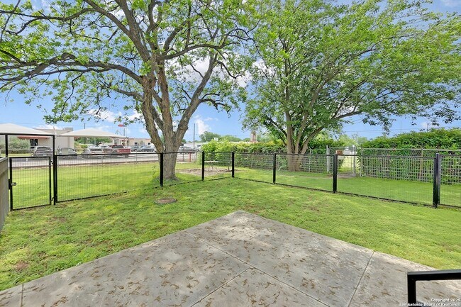 Building Photo - 3363 E Commerce St