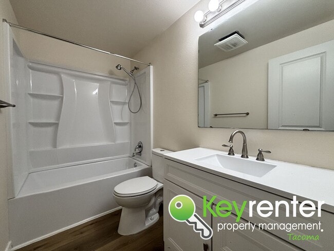Building Photo - Spacious 3-Bedroom Home in Quiet Lakewood ...