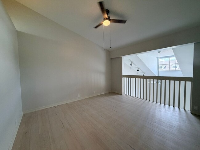 Building Photo - Beautiful Remodeled Townhome