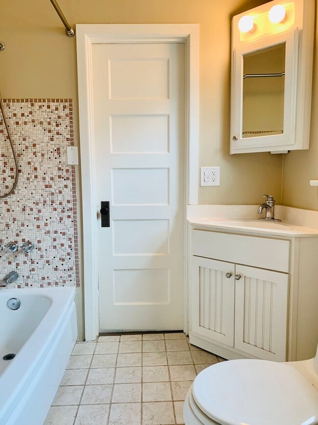 Building Photo - Gorgeous 3BD/2BA House in Hillcrest - Available NOW!